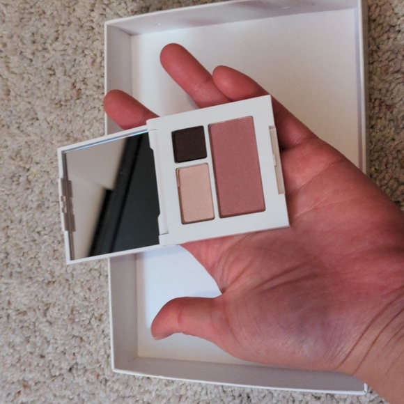 New! Clinique shadow duo and blush - Picture 4 of 4
